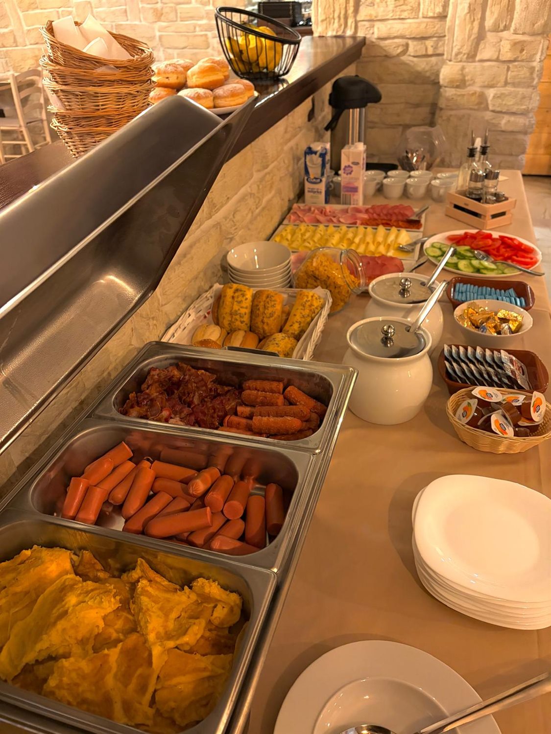 Topli doručak i buffet u Restoranu Burle