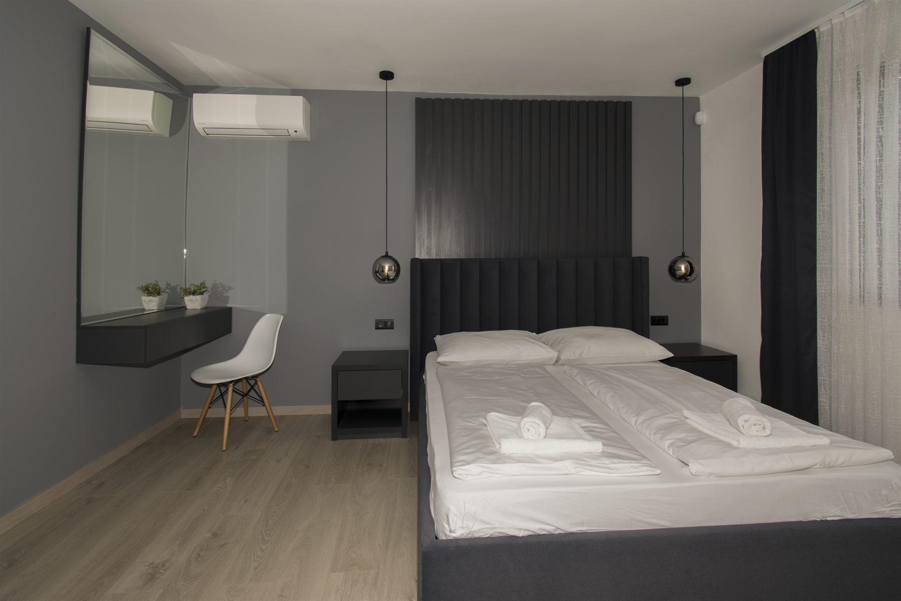 Deluxe Double Room s modernim sivim interijerom